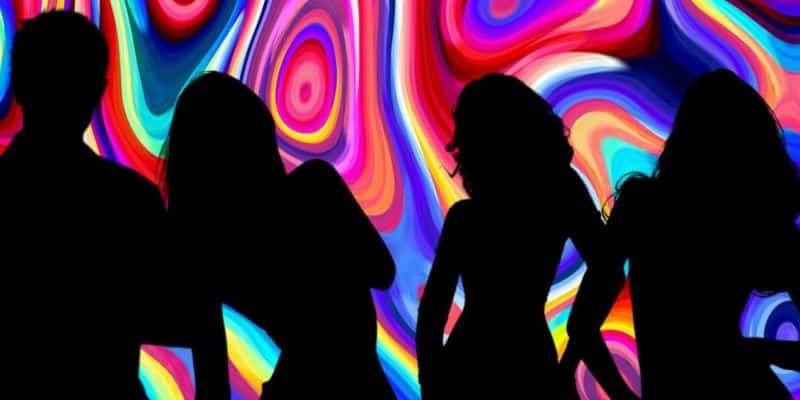 Menschen auf Party - Symbolfoto