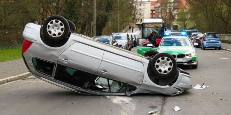 Cannabis und Autounfälle - Symbolbild